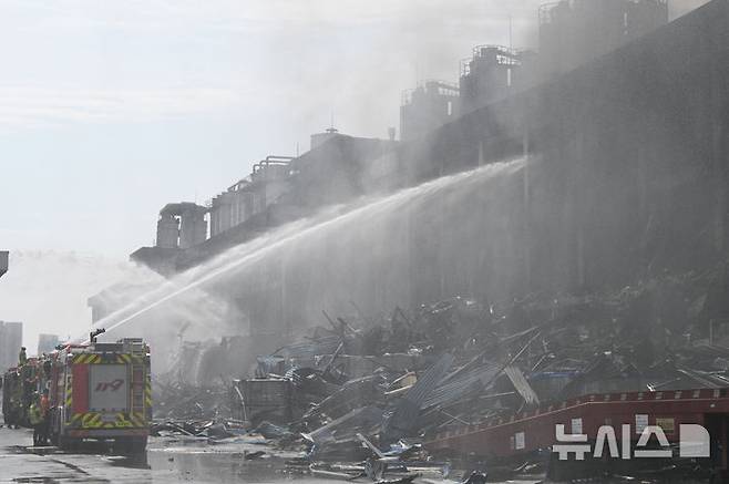 [광주=뉴시스] 박기웅 기자 = 18일 오전 광주 광산구 소촌동 금호타이어 광주공장 화재 현장에서 소방 당국이 이틀째 진화 작업을 벌이고 있다. 당국은 이날 일몰 전까지 95% 상당 진화가 이뤄질 것으로 내다보고 있다. 2025.05.18. pboxer@newsis.com