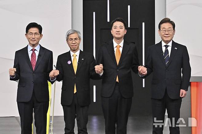 [서울=뉴시스] 국회사진기자단 = 18일 서울 마포구 SBS프리즘타워에서 열린 중앙선거방송토론위원회 주관 제21대 대통령선거 후보자 토론회에서 각 정당 대선 후보들이 선전을 다짐하고 있다. 왼쪽부터 국민의힘 김문수, 민주노동당 권영국, 개혁신당 이준석, 더불어민주당 이재명 대선후보. 2025.05.18. photo@newsis.com