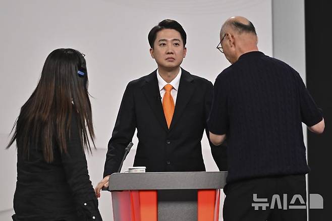 [서울=뉴시스] 국회사진기자단 = 이준석 개혁신당 대선 후보가 18일 서울 마포구 SBS프리즘타워에서 열린 중앙선거방송토론위원회 주관 제21대 대통령선거 후보자 토론회 시작에 앞서 준비하고 있다. 2025.05.18. photo@newsis.com