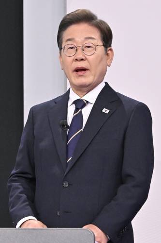 토론회 앞둔 이재명 후보 토론회 앞둔 이재명 후보     (서울=연합뉴스) 더불어민주당 이재명 대선후보가 18일 서울 마포구 상암동 SBS 프리즘센터 스튜디오에서 열린 제21대 대선 1차 후보자 토론회를 준비하고 있다. 2025.5.18 [국회사진기자단]     photo@yna.co.kr (끝)   <저작권자(c) 연합뉴스, 무단 전재-재배포, AI 학습 및 활용 금지>