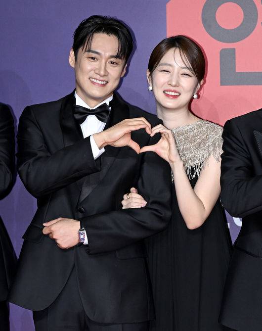 [OSEN=조은정 기자]2023 SBS 연예대상 포토월 행사가 30일 서울 마포구 상암 SBS 프리즘타워에서 열렸다.오상진, 김소영 부부가 레드카펫을 밟으며 포즈를 취하고 있다. 2023.12.30/cej@osen.co.kr
