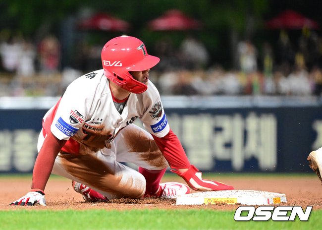 [OSEN=광주, 김성락 기자] 15일 오후 광주 북구 기아챔피언스필드에서 ‘2025 신한 SOL Bank KBO리그’ KIA 타이거즈와 롯데 자이언츠의 경기가 열렸다.KIA는 선발투수로 올러, 롯데는 나균안을 내세웠다.3회말 무사 2루 KIA 박찬호의 타석 때 2루주자 최원준이 3루 도루성공 하고 있다. 2025.05.15 / ksl0919@osen.co.kr