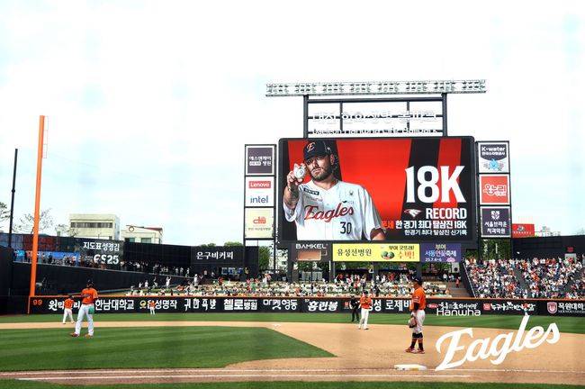 한화 코디 폰세의 18탈삼진 신기록을 알린 대전 한화생명볼파크 전광판. /한화 이글스 제공