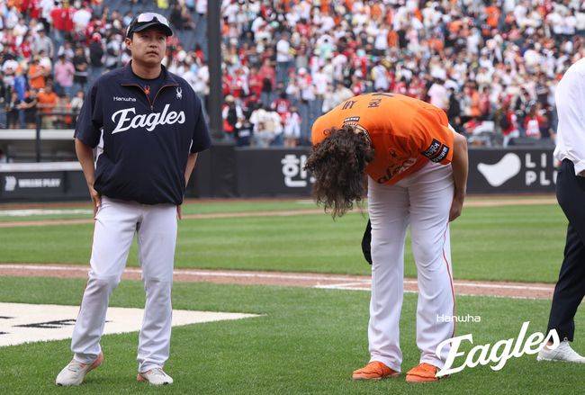 한화 코디 폰세가 18탈삼진 신기록을 세운 뒤 팬들에게 인사하고 있다. /한화 이글스 제공