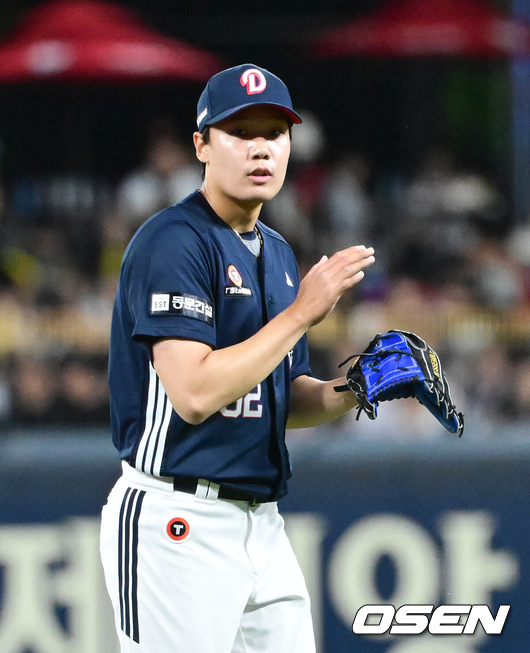 [OSEN=광주, 김성락 기자] 17일 오후 광주 북구 기아챔피언스필드에서 ‘2025 신한 SOL Bank KBO리그’ KIA 타이거즈와 두산 베어스의 더블헤더 2차전 경기가 열렸다.더블헤더 2차전 홈팀 KIA는 양현종, 원정팀 두산은 홍민규를 선발로 내세웠다.6회말 두산 양재훈이 더그아웃으로 이동하고 있다. 2025.05.17 / ksl0919@osen.co.kr