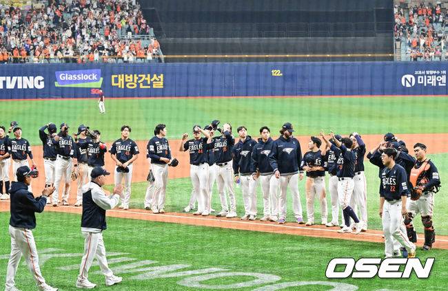 [OSEN=고척, 박준형 기자] 프로야구 한화 이글스가 파죽의 12연승을 질주했다.한화는 11일 서울 고척스카이돔에서 열린 ‘2025 신한은행 SOL Bank KBO리그’ 키움 히어로즈와의 경기에서 8-0 완승을 거뒀다. 이날 승리로 한화는 11연승에 성공했다. 1992년 5월 23일 청주 쌍방울 더블헤더 2차전 승리 이후 1만2041일 만에 12연승이다.&nbsp;경기종료 후 한화 선수들이 승리의 기쁨을 나누고 있다. 2025.05.11 / soul1014@osen.co.kr