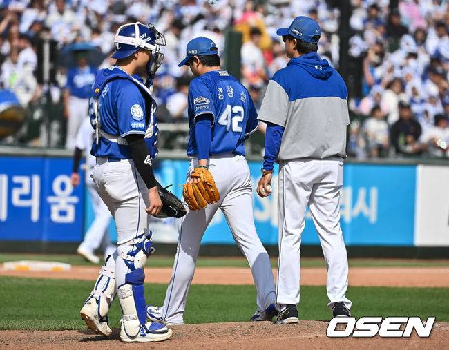 [OSEN=부산, 이석우 기자] 18일 부산 사직야구장에서 2025 신한 SOL 뱅크 KBO 리그 롯데 자이언츠와 삼성 라이온즈의 경기가 열렸다. 홈팀 롯데는 데이비슨, 방문팀 삼성은 이승현이 선발 출전했다.삼성 라이온즈 양창섭이 5회말 2사 윤동희의 머리로 향한 투구에 벤치 클리어링을 일어난 후 교체되고 있다. 2025.05.18 / foto0307@osen.co.kr