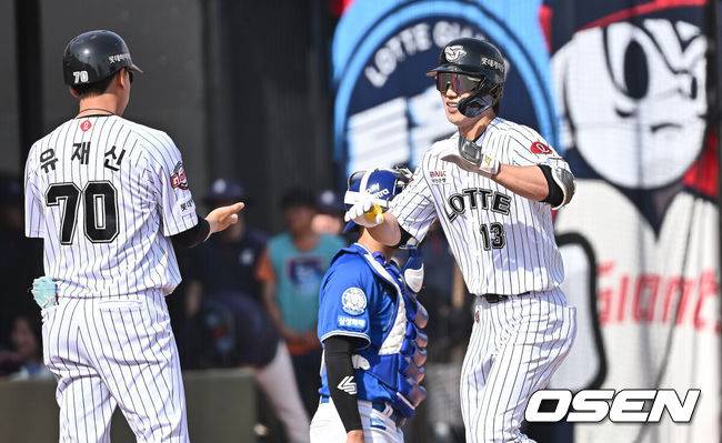 [OSEN=부산, 이석우 기자] 18일 부산 사직야구장에서 2025 신한 SOL 뱅크 KBO 리그 롯데 자이언츠와 삼성 라이온즈의 경기가 열렸다. 홈팀 롯데는 데이비슨, 방문팀 삼성은 이승현이 선발 출전했다.롯데 자이언츠 전민재가 5회말 2사 2,3루 좌월 3점 홈런을 치고 하이파이브를 있다. 2025.05.18 / foto0307@osen.co.kr