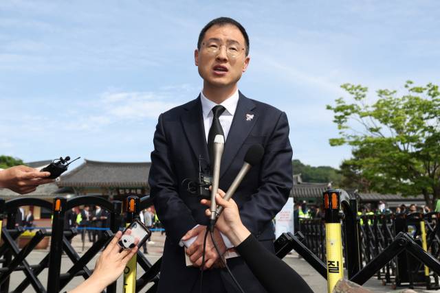 ▲더불어민주당 이재명 대선후보 지지를 선언한 무소속 김상욱 의원이 18일 광주 북구 운정동 국립5·18민주묘지 민주의 문 앞에서 더불어민주당 입당 기자회견을 하고 있다. ⓒ연합뉴스