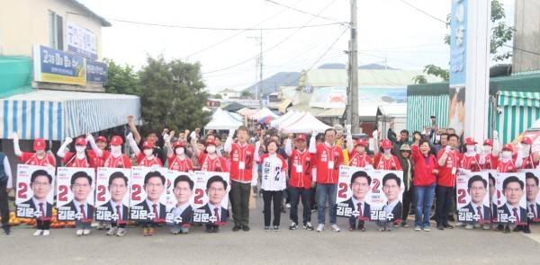 ▲국민의힘 포항 북구지역본부가 지난 16일 제21대 대통령 선거를 앞두고 청하 공진시장에서 집중유세를 펼치고 있다.ⓒ김정재 의원실 제공