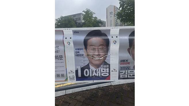 경기 파주에서 이재명 더불어민주당 대선 후보의 벽보가 훼손돼 경찰이 수사 중이다.