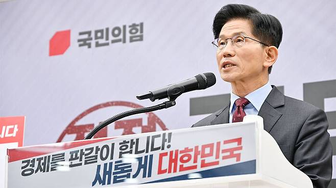 국민의힘 김문수 대선후보가 18일 서울 여의도 국민의힘 중앙당사에서 '경제를 판갈이 합니다-새롭게 대한민국' 경제 공약을 발표하고 있다.