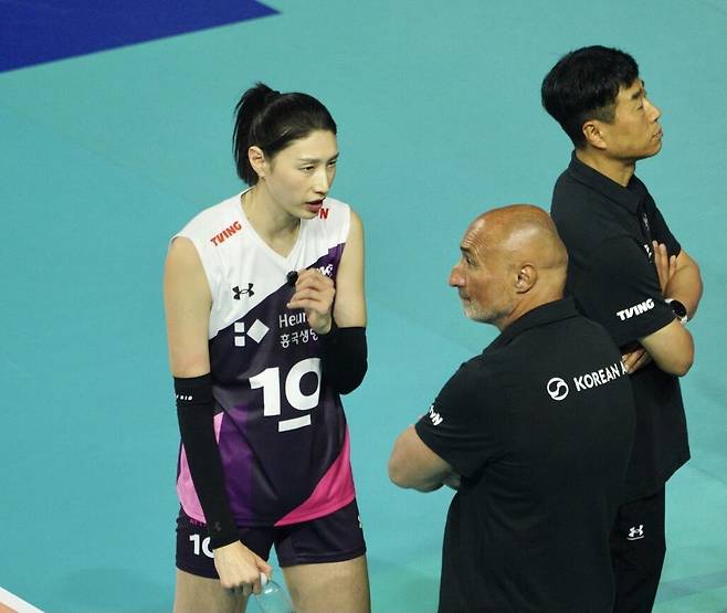 2024-2025시즌을 끝으로 은퇴한 '배구 여제' 김연경이 여자배구 세계올스타 선수들과 함께 손발을 맞춰 시원한 스파이크 쇼를 펼쳤다. 김연경은 17일 인천 삼산월드체육관에서 열린 KYK 인비테이셔널 2025 첫날 한국 여자대표팀과 이벤트 경기에서 세계올스타팀의 아웃사이드 히터로 나서 녹슬지 않은 기량을 뽐내며 80-59 승리를 이끌었다. 아본단자 감독과 대화하는 김연경. 연합뉴스