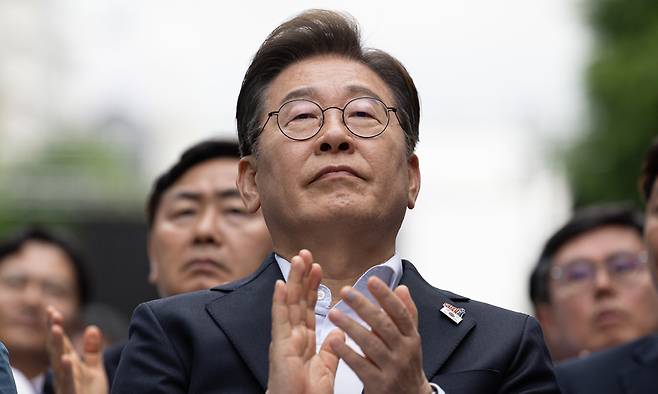 더불어민주당 이재명 대선후보가 17일 광주광역시 동구 금남로에서 열린 5ㆍ18 광주민주화운동 45주기 전야제에 참석해 박수치고 있다. 연합뉴스