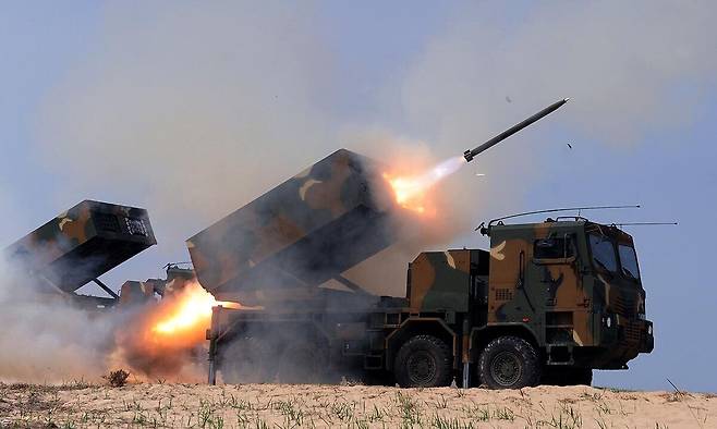 한국 육군 천무 다연장로켓이 가상 표적을 향해 로켓탄을 쏘고 있다. 세계일보 자료사진