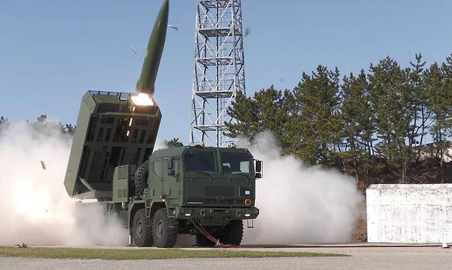 폴란드에 수출되는 천무 다연장로켓에서 수출용 전술탄도미사일이 발사되고 있다. 세계일보 자료사진