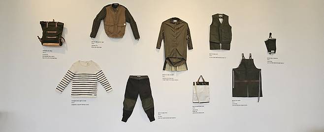 코오롱인더스트리FnC부문(이하 코오롱FnC)이 전개하는 업사이클링 패션 브랜드 래코드가 산업 폐소재의 순환 가능성과 재해석을 주제로 한 전시 ‘리콜렉티브: 머터리얼스(RE; COLLECTIVE: MATERIALS)’를 선보인다. 박윤희 기자