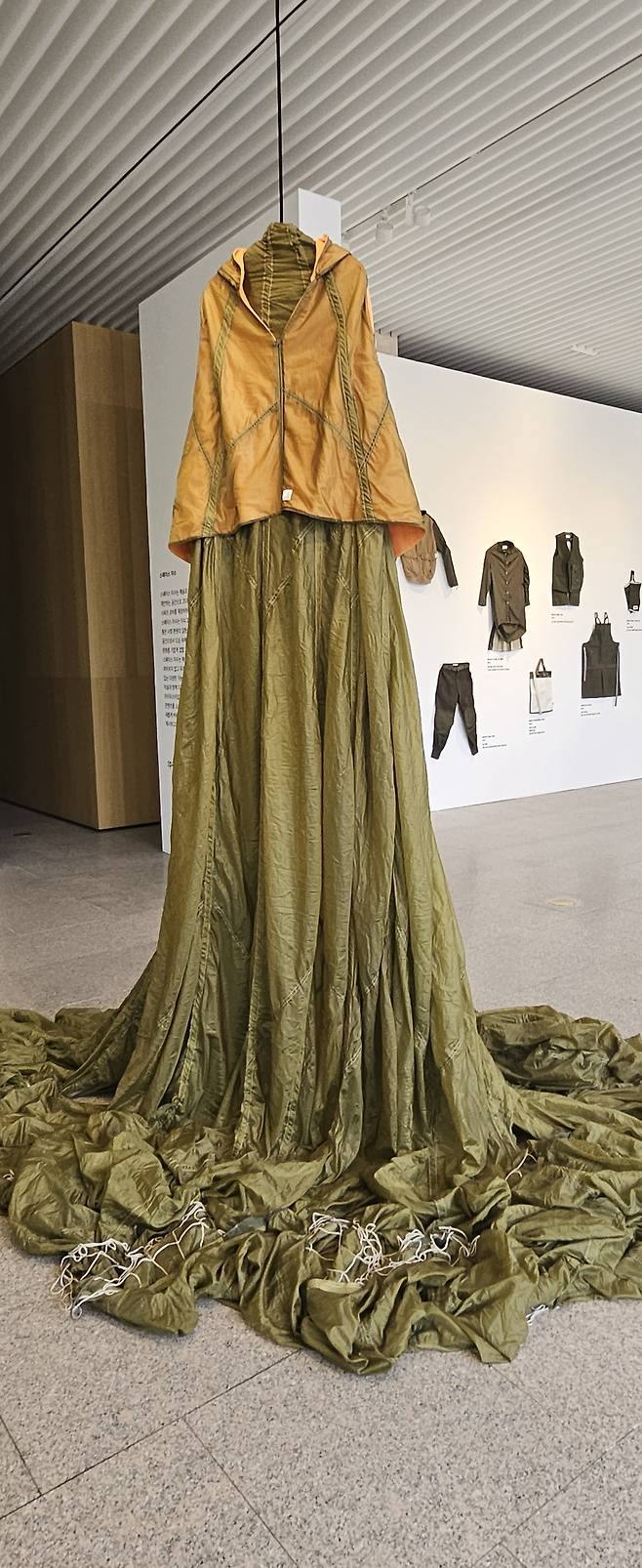 군용 폐소재를 활용해 제작한 원피스 전시물. 박윤희 기자