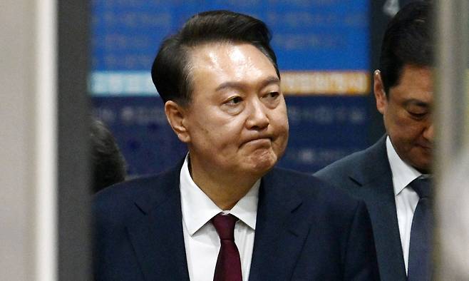 윤석열 전 대통령이 지난 12일 서울 서초구 서울중앙지방법원에서 열린 '내란 우두머리 혐의' 3차 공판을 마치고 귀가하고 있다. 뉴시스