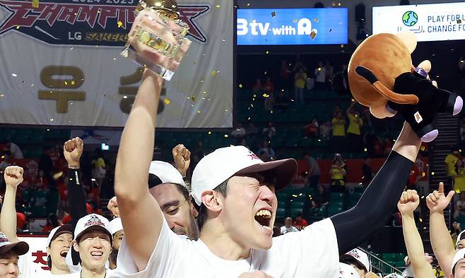 창원 LG 허일영이 지난 17일 2024∼2025시즌 프로농구 챔피언결정전이 끝나고 플레이오프 최우수선수(MVP)로 선정되자 동료들의 축하 속에 트로피를 들어 올리며 기뻐하고 있다. 뉴스1