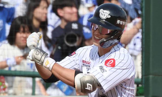 롯데 전민재가 18일 부산 사직구장에서 열린 삼성과 경기에서 5회 3점 홈런을 날린 뒤 베이스를 돌며 세리머니를 하고 있다. 부산=연합뉴스