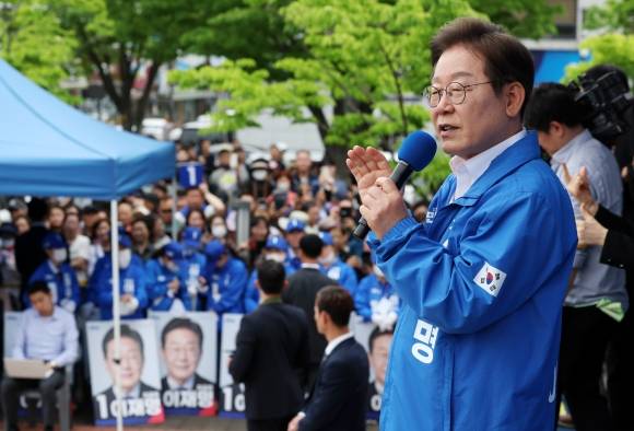 이재명 더불어민주당 대선 후보가 16일 전북 군산시 구시청광장에서 열린 유세에서 지지를 호소하는 연설을 하고 있다. 2025.5.16 공동취재
