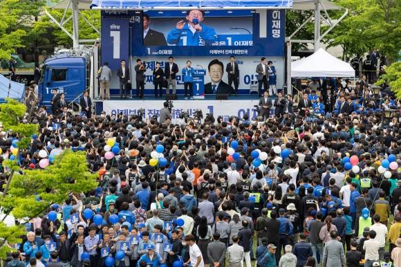 이재명 더불어민주당 대선후보가 16일 전북 군산시 구 시청광장에서 열린 유세에서 지지를 호소하는 연설을 하고 있다. 2025.5.16 공동취재