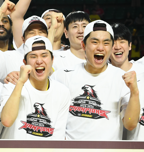 창원 LG 양준석과 유기상이 17일 서울 잠실학생체육관에서 열린 2024~25 프로농구 챔피언결정전 최종 7차전에서 서울 SK를 62-58로 꺾고 우승한 뒤 기뻐하고 있다. KBL 제공