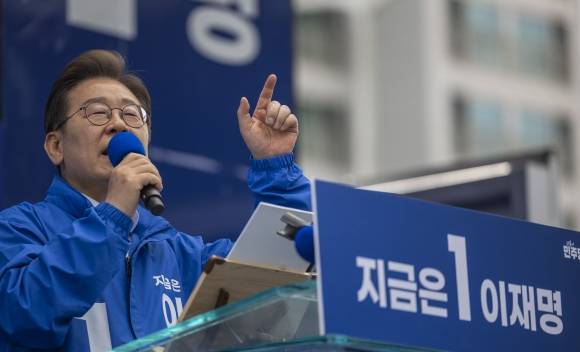 광주 시민들을 향해 지지 호소하는 이재명 후보 - 이재명 더불어민주당 대선후보가 17일 광주 서구 김대중컨벤션센터 광장에서 열린 집중 유세에서 연설하고 있다. 연합뉴스 제공
