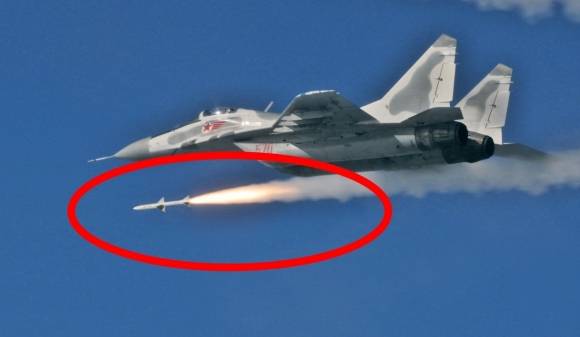 김정은 북한 국무위원장이 지난 15일 제1공군사단 관하 비행연대를 방문해 공군 반항공(방공)전투 및 공습 훈련을 지도했다고 조선중앙통신이 17일 보도했다. 빨간 동그라미는 북한의 신형 공대공 미사일. 2025.5.17 평양 조선중앙통신 연합뉴스