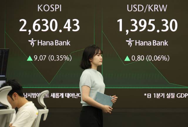16일 서울 중구 하나은행 본점 딜링룸 현황판에 코스피, 원/달러 환율이 표시돼 있다. 연합뉴스
