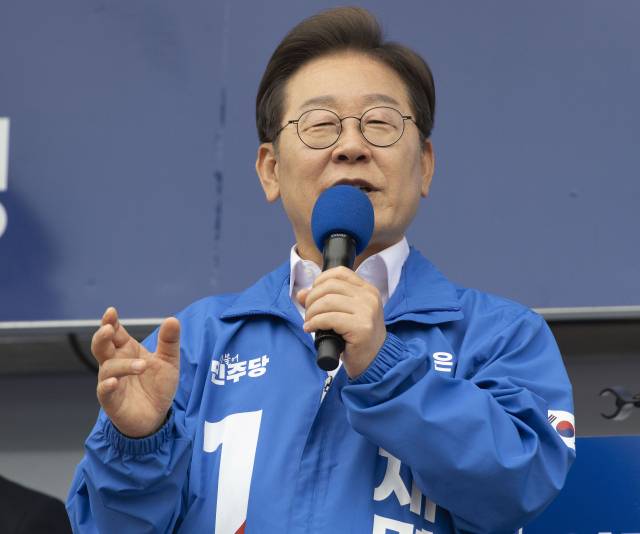 이재명 더불어민주당 대선 후보가 16일 전북 군산시 구시청광장에서 지지를 호소하고 있다. 군산=오승현 기자