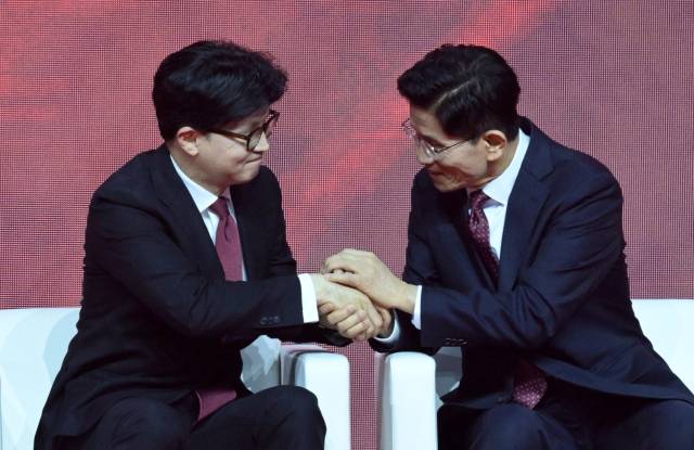 김문수(오른쪽) 국민의힘 대선 경선 후보가 이달 3일 경기 고양시 일산 킨텍스에서 열린 국민의힘 제5차 전당대회에서 최종 후보로 선출된 뒤 한동훈 후보와 악수하고 있다. 고양=성형주 기자