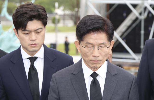 김문수(오른쪽) 국민의힘 대선 후보가 제45주년 5·18민주화운동 기념일을 하루 앞둔 17일 광주 북구 국립5·18민주묘지를 방문해 박관현 열사의 묘를 참배하며 눈물을 흘리고 있다. 광주=오승현 기자