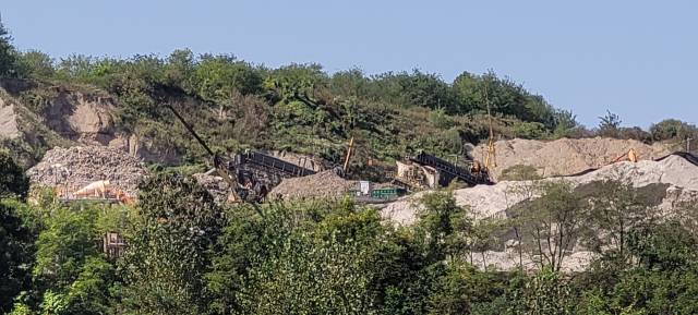 인천시 서구 사월마을 내 순환골재 적치장이 작은 야산을 이루고 있다. 이곳은 1997년 외환위기 사태에 따른 경기침체 여파 이후 30년 가까이 순환골재 적치장으로 사용되고 있다. 사진제공=인천시