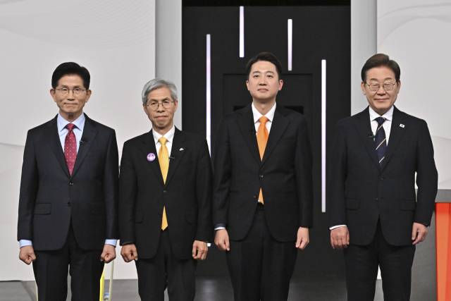 이재명(오른쪽부터) 더불어민주당, 이준석 개혁신당, 권영국 민주노동당, 김문수 국민의힘 대선 후보가 중앙선거방송토론위원회 주관으로 18일 서울 상암동 SBS 프리즘센터 스튜디오에서 열린 제21대 대선 1차 후보자 토론회에서 기념 촬영을 하고 있다. 국회사진기자단