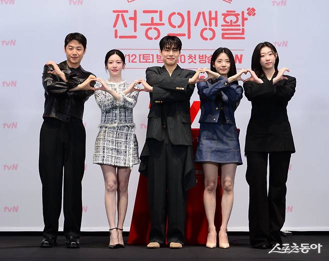 배우 정준원, 고윤정, 강유석, 신시아, 한예지가 10일 서울 구로구 라마다서울 신도림에서 열린 tvN 새 토일드라마 ‘언젠가는 슬기로울 전공의생활’ 제작발표회에서 포토타임을 갖고 있다. 김종원 기자 won@donga.com