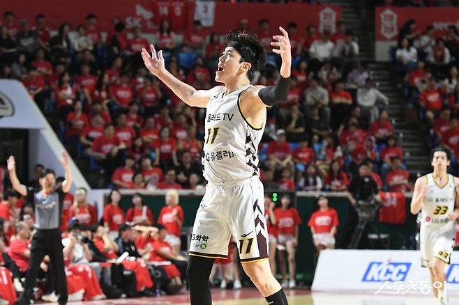 LG 허일영이&nbsp;17일 잠실학생체육관에서 열린&nbsp;SK와 챔피언 결정전&nbsp;7차전 도중 3점슛을 터트린 뒤 포효하고 있다. 사진제공｜KBL