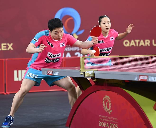 임종훈-신유빈이 18일(한국시간) 카타르대종합체육관에서 열린 2025 도하세계탁구선수권대회 혼합복식 64강에서 찬-주청즈의 공격을 받아치고 있다. 경기는 임종훈-신유빈의 게임스코어 3-1 승리로 끝났다. 단식, 남자(여자)복식, 혼합복식에 모두 나서는 이들의 목표는 단연 전 종목 메달 도전이다. 사진제공│대한탁구협회