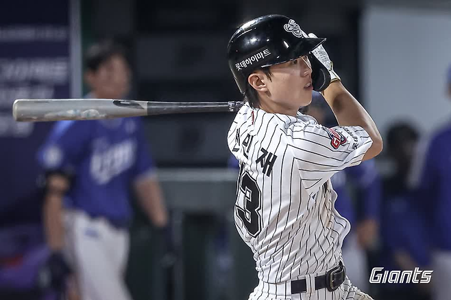 롯데 전민재가 17일 더블헤더 2차전에서 타격하고 있다. 롯데 자이언츠 제공