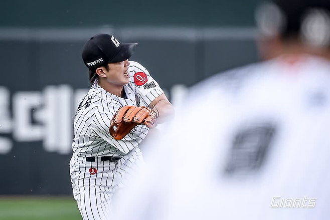 17일 사직 더블헤더 2차전 롯데 전민재의 수비 장면.  롯데 자이언츠 제공
