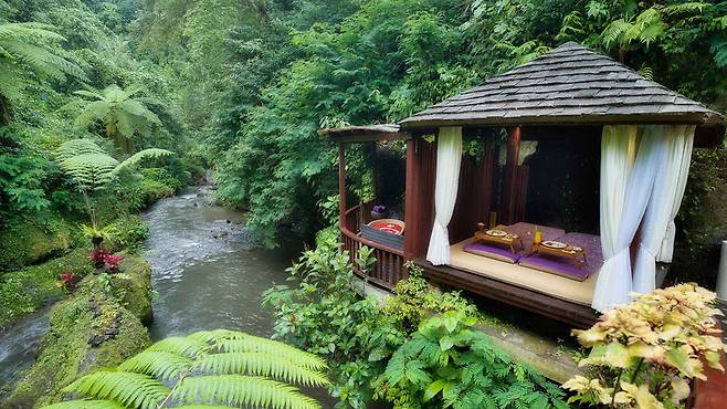 아융강을 따라 조성된 스파 바이 더 리버. 사진제공|팜투어