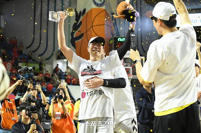 LG 허일영이 지난 17일 서울 잠실학생체육관에서 열린 2024~2025 프로농구 챔피언결정전 7차전에서 창단 첫 우승과 함께 생애 첫 챔피언결정전 MVP 수상자로 선정되자 기뻐하고 있다. KBL 제공