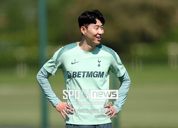 토트넘은 구단 공식 홈페이지를 통해 “손흥민이 스페인 빌바오에서 열리는 맨체스터 유나이티드와 2024-25시즌 유럽축구연맹(UEFA) 유로파리그 결승전에 출전할 준비가 됐다. 기분이 좋다고 직접 말했다”라고 알렸다. 손흥민은 구단 인터뷰에서 “손흥민은 “기분이 좋다. 첫 경기라 조금 피곤하긴 했지만, 몸 상태는 아주 좋고 결승전에 뛸 준비가 돼 있다”며 “오늘 70분을 소화한 건 내 다리에 꼭 필요한 경기력이었고, 팰리스전에서 25~30분 뛰었던 것도 큰 도움이 됐다. 가장 중요한 건 모두가 유로파리그 결승전을 위한 준비를 하고 있다는 사실”라고 말했다. 손흥민은 최근 발 부상으로 피치 위를 달리지 못했지만 애스턴 빌라와 프리미어리그 37라운드에서 출전해 36일 만에 선발 복귀를 해냈다