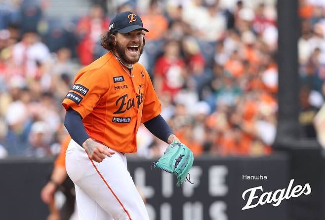 ▲ 17일 대전 SSG전에서 KBO리그 역대 9이닝 기준 최다 탈삼진 기록인 18탈삼진을 기록한 코디 폰세 ⓒ한화이글스