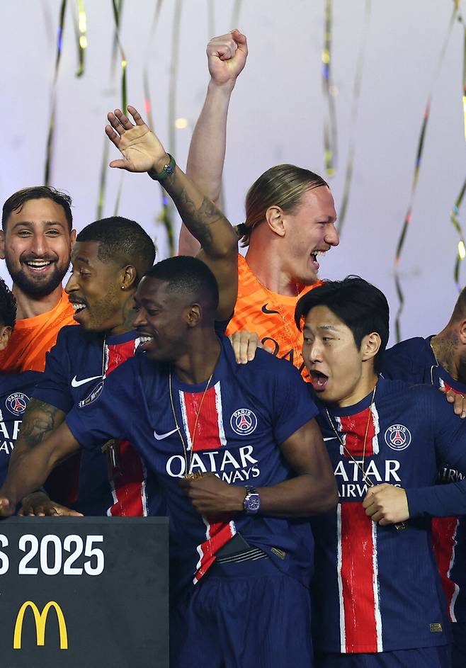 ▲ 파리 생제르맹 이강인이 18일 프랑스 파리의 파르크 데 프랭스에서 열린 오세르와의 2024-25시즌 프랑스 리그앙 34라운드 최종전을 마친 뒤 우승 시상식에서 동료들과 활짝 웃고 있다. ⓒ연합뉴스/REUTERS