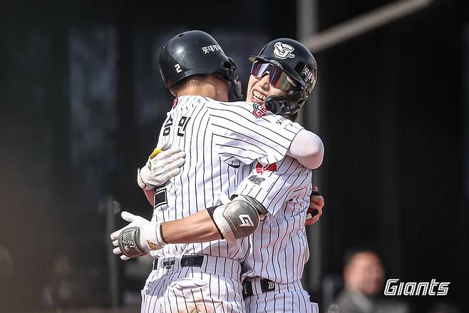 ▲ 롯데 전민재가 3점홈런을 때리고 포옹을 나누고 있다. ⓒ롯데 자이언츠