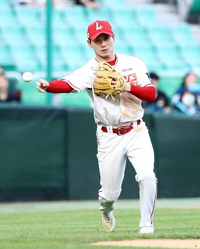 ▲ 최정을 대신할 3루 수비수 확보에 어려움을 겪었던 SSG는 안상현이 3루에 자리를 잡은 뒤 내야 틀이 잡혀가고 있다 ⓒSSG랜더스