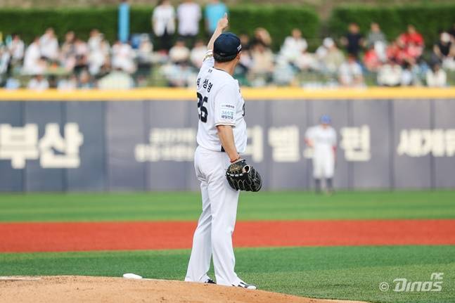 NC 최성영이 17일 울산 키움전 더블헤더 2차전에서 1회초 루벤 카디네스의 타구를 잡은 최정원에게 엄지를 치켜세웠다.  /사진=NC 다이노스 제공