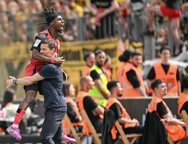 제레미 프림퐁(왼쪽)과 사비 알론소 감독. /AFPBBNews=뉴스1